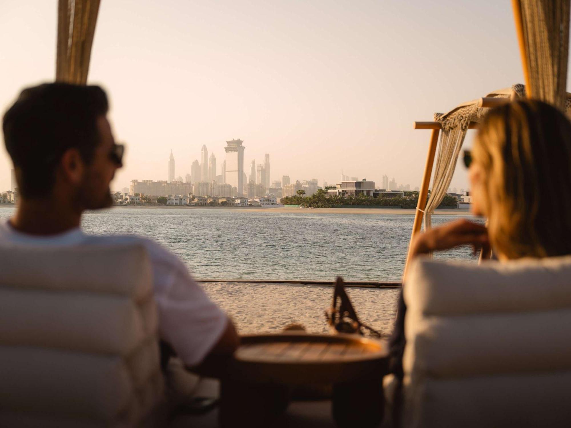 Sofitel Dubai The Palm Resort & Spa Exteriér fotografie View of the Dubai skyline from the beach at Jumeirah at Creekside